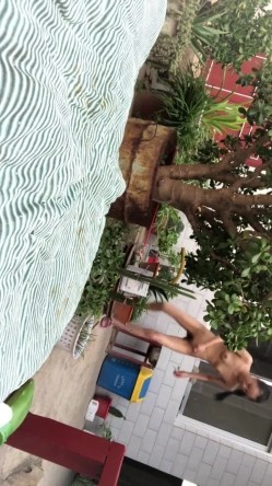 极度淫荡母狗自己在农村园中重口味自慰，先尿尿在便便自己还品尝 截图15