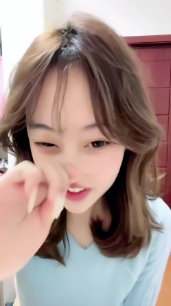 真实露脸大学生！土豪重金定制，19岁艺校高颜值美女线上接活儿，居家宿舍各种裸舞勾引，身材好又骚又是无毛 截图1