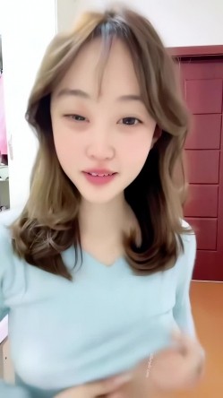 真实露脸大学生！土豪重金定制，19岁艺校高颜值美女线上接活儿，居家宿舍各种裸舞勾引，身材好又骚又是无毛 截图2