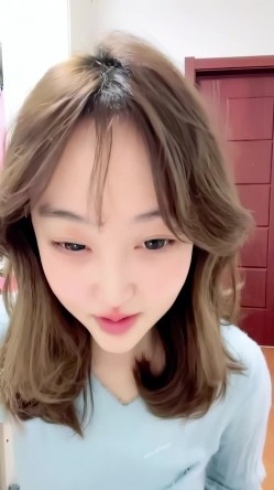 真实露脸大学生！土豪重金定制，19岁艺校高颜值美女线上接活儿，居家宿舍各种裸舞勾引，身材好又骚又是无毛 截图3