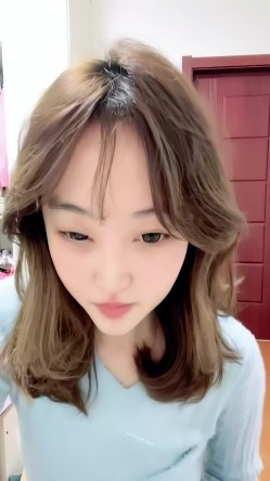 真实露脸大学生！土豪重金定制，19岁艺校高颜值美女线上接活儿，居家宿舍各种裸舞勾引，身材好又骚又是无毛 截图4