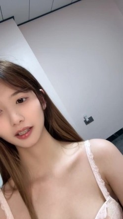 重磅~新尤物女神降临！~颜值身材秒杀一切网红明星，尺度全开翘臀扣穴自摸发骚【弯莞】翘臀扣穴 截图5