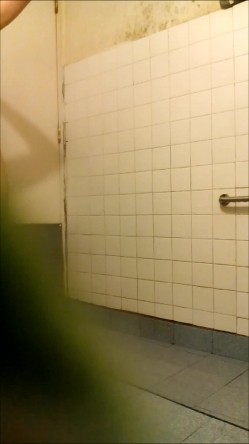 贵在真实，假期回老家农村，在哥哥家卫生间暗装针孔，偸拍丰腴的嫂子洗澡全程，这身材应该很耐肏败火 截图1
