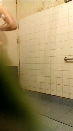贵在真实，假期回老家农村，在哥哥家卫生间暗装针孔，偸拍丰腴的嫂子洗澡全程，这身材应该很耐肏败火 截图2