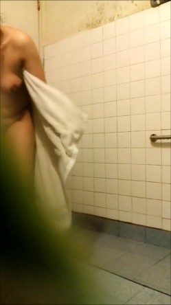 贵在真实，假期回老家农村，在哥哥家卫生间暗装针孔，偸拍丰腴的嫂子洗澡全程，这身材应该很耐肏败火 截图8