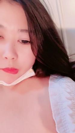 说话嗲嗲的肉肉妹子，露脸大黑牛自慰表情骚气，逼逼外阴干净白虎，超粉穴 截图13