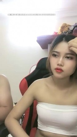 越南小美女贫乳漂亮妹子和炮友啪啪，口交舔弄上位骑坐自己动非常诱人 截图4