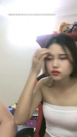 越南小美女贫乳漂亮妹子和炮友啪啪，口交舔弄上位骑坐自己动非常诱人 截图6