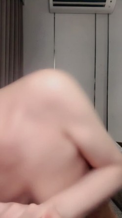 尤物推荐【美人儿】逆天女神 颜值身材吊打网红明星 美到窒息 绿播下海 全裸下厨 跳蛋自慰爽 截图4