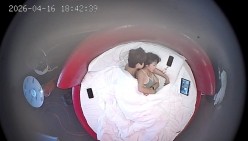 酒店情趣圆床偷拍清纯女孩换上黑丝情趣内衣让帅气男友操穴 截图3