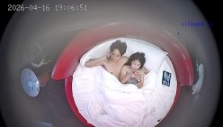 酒店情趣圆床偷拍清纯女孩换上黑丝情趣内衣让帅气男友操穴 截图6