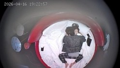 酒店情趣圆床偷拍清纯女孩换上黑丝情趣内衣让帅气男友操穴 截图8