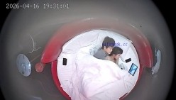 酒店情趣圆床偷拍清纯女孩换上黑丝情趣内衣让帅气男友操穴 截图9