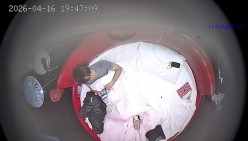 酒店情趣圆床偷拍清纯女孩换上黑丝情趣内衣让帅气男友操穴 截图11