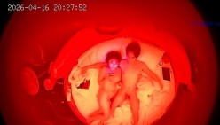 酒店情趣圆床偷拍清纯女孩换上黑丝情趣内衣让帅气男友操穴 截图16