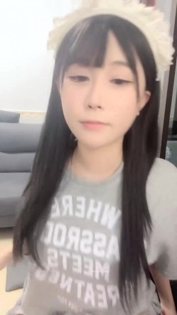【京鱼儿】19岁童颜巨乳 女仆学生制服 道具自慰 流白浆 ！高人气19岁学生妹 白皙大奶！！ 截图1