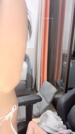 【京鱼儿】19岁童颜巨乳 女仆学生制服 道具自慰 流白浆 ！高人气19岁学生妹 白皙大奶！！ 截图3