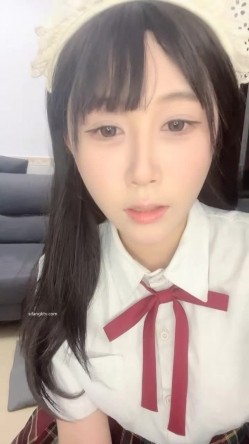 【京鱼儿】19岁童颜巨乳 女仆学生制服 道具自慰 流白浆 ！高人气19岁学生妹 白皙大奶！！ 截图4