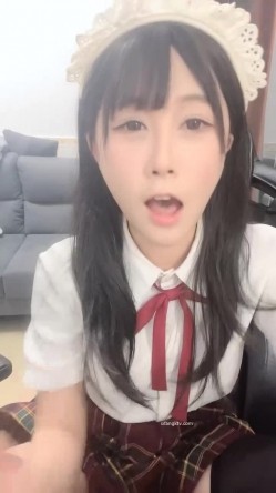 【京鱼儿】19岁童颜巨乳 女仆学生制服 道具自慰 流白浆 ！高人气19岁学生妹 白皙大奶！！ 截图5