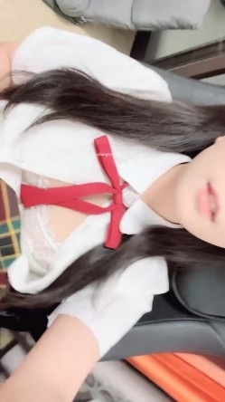 【京鱼儿】19岁童颜巨乳 女仆学生制服 道具自慰 流白浆 ！高人气19岁学生妹 白皙大奶！！ 截图8