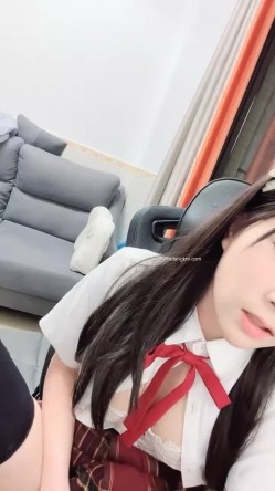 【京鱼儿】19岁童颜巨乳 女仆学生制服 道具自慰 流白浆 ！高人气19岁学生妹 白皙大奶！！ 截图11