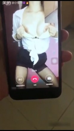 胸大腰细的网红美女鹿少女在家性欲难耐和男友手机视频勾引他,在椅子上被操的大叫：小骚逼好爽,大鸡巴操死我! 截图1