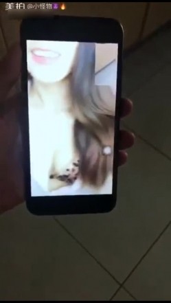 胸大腰细的网红美女鹿少女在家性欲难耐和男友手机视频勾引他,在椅子上被操的大叫：小骚逼好爽,大鸡巴操死我! 截图3