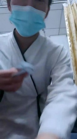 推油【盘医生】正宗少妇在店里偷拍客户全身精油推拿 跳弹 真实刺激，偷拍良家 截图6