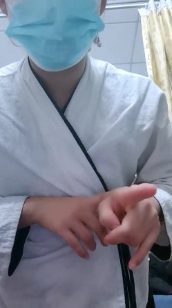 推油【盘医生】正宗少妇在店里偷拍客户全身精油推拿 跳弹 真实刺激，偷拍良家 截图13
