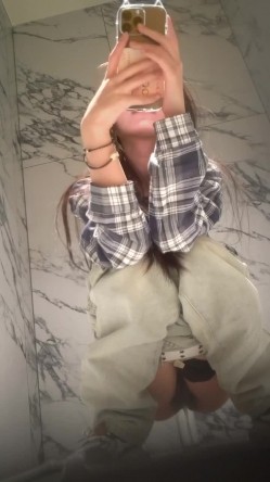 夜店KTV女厕正面全景偷拍几个纹身小姐尿尿 截图1
