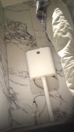 夜店KTV女厕正面全景偷拍几个纹身小姐尿尿 截图16