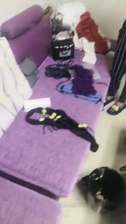 两女一男两个熟女轮流啪啪 情趣装沙发上口交后入抽插搞完一个再换另一个 截图2