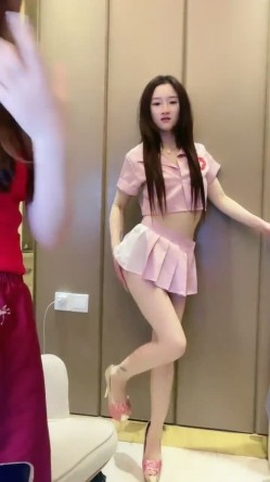 美腿漂亮妹子【南城婠】下海也几个月了，终于第一次被操，观赏性极强，长得好看又骚，跳舞骚死了，被狠操 表情很酸爽 截图4