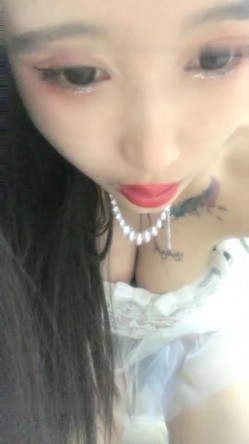 颜值不错大奶妹子【香蕉妹妹】情趣装单人自慰，沙发跳蛋塞逼近距离特写 截图3