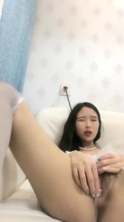 颜值不错大奶妹子【香蕉妹妹】情趣装单人自慰，沙发跳蛋塞逼近距离特写 截图15