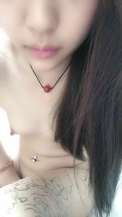 外表文静新人妹妹！超能美穴自慰！小男友加入，按住双腿正入，翘起美臀求操，进进出出舒服的呻吟 截图2