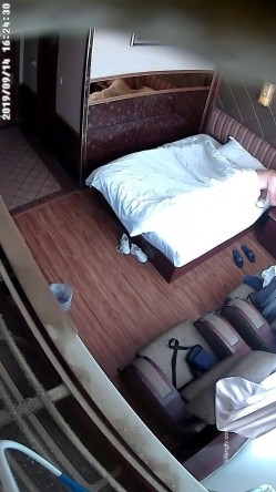 【360】2019最新9月全网首发情侣主题宾馆-单位眼镜佬上司中午与下属妹子开钟点房偷情啪啪 二人十分淫荡 截图2