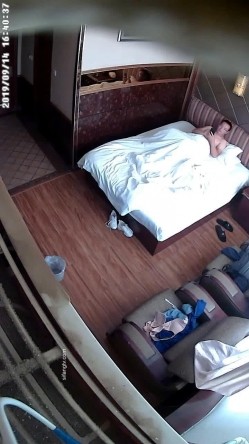 【360】2019最新9月全网首发情侣主题宾馆-单位眼镜佬上司中午与下属妹子开钟点房偷情啪啪 二人十分淫荡 截图9
