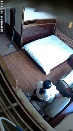 【360】2019最新9月全网首发情侣主题宾馆-单位眼镜佬上司中午与下属妹子开钟点房偷情啪啪 二人十分淫荡 截图12