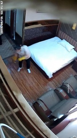 【360】2019最新9月全网首发情侣主题宾馆-单位眼镜佬上司中午与下属妹子开钟点房偷情啪啪 二人十分淫荡 截图13