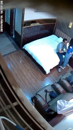 【360】2019最新9月全网首发情侣主题宾馆-单位眼镜佬上司中午与下属妹子开钟点房偷情啪啪 二人十分淫荡 截图14