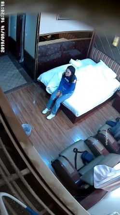 【360】2019最新9月全网首发情侣主题宾馆-单位眼镜佬上司中午与下属妹子开钟点房偷情啪啪 二人十分淫荡 截图16
