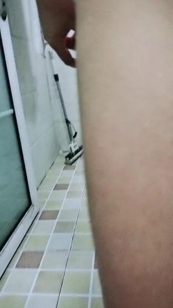 小姨子的诱惑，让大哥玩双飞，丝袜高跟大长腿极品姐妹花，一起舔鸡巴样子好骚，让大哥各种抽插爆草口爆吞精 截图16