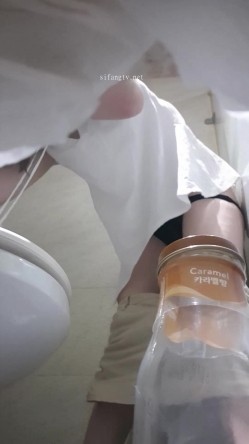 高手潜入夜店躲藏女厕障碍物做掩护现场实拍各种丝袜蕾丝内裤大长腿美眉方便气质不输明星美女先吐后尿 截图11