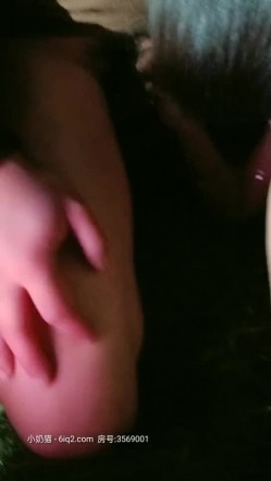 户外姐妹勾引两个路人，一个操逼一个口爆，结果口到一半听到附近传来警报声吓得男的提起裤子就要走！ 截图1