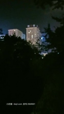 户外姐妹勾引两个路人，一个操逼一个口爆，结果口到一半听到附近传来警报声吓得男的提起裤子就要走！ 截图7