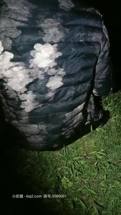 户外姐妹勾引两个路人，一个操逼一个口爆，结果口到一半听到附近传来警报声吓得男的提起裤子就要走！ 截图8
