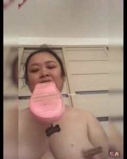 曝光流出！网调饥渴少妇变态狗奴手持身份证 舔便池喝厕水含拖鞋掌脸毫无下限 自慰母狗撒尿 截图7