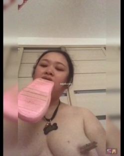 曝光流出！网调饥渴少妇变态狗奴手持身份证 舔便池喝厕水含拖鞋掌脸毫无下限 自慰母狗撒尿 截图8