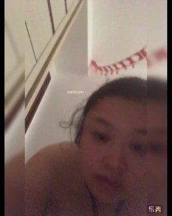 曝光流出！网调饥渴少妇变态狗奴手持身份证 舔便池喝厕水含拖鞋掌脸毫无下限 自慰母狗撒尿 截图10